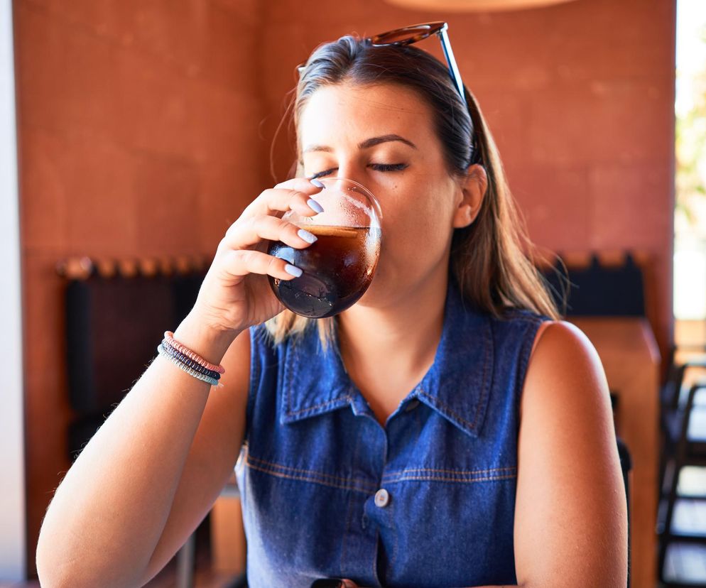 Eksperci alarmują: cukier w płynie groźniejszy od ciastek. Zobacz, co pokazują badania