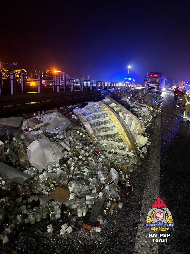 Wypadek pod Toruniem. Znicze wysypały się na drogę