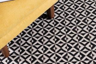 Czarno - biały dywan w geometryczne wzory