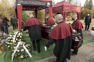 Pogrzeb Antoniego Gucwińskiego, złożenie trumny do grobu.