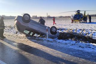 Dachowanie na drodze w pow. lubartowskim. Jedna osoba trafiła do szpitala. Zobacz