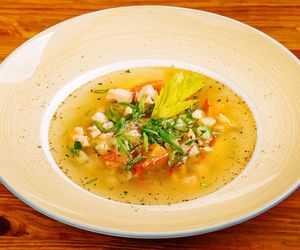 Zupa z dorsza z jarzynami: przepis na pyszną alternatywę dla niedzielnego rosołu