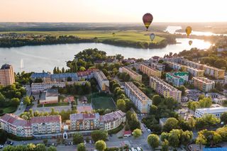 To miasto przywodzi na myśl Małą Kapadocję. Przyciąga turystów magicznym widokiem