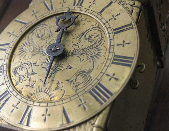 Antyczne zegary - neogotycki zegar podłogowy