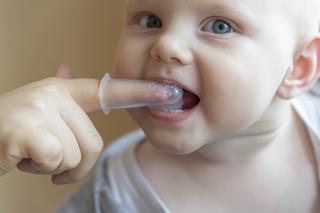 Higiena jamy ustnej już od pierwszych dni życia? Rodzice o niej zapominają [WYWIAD]