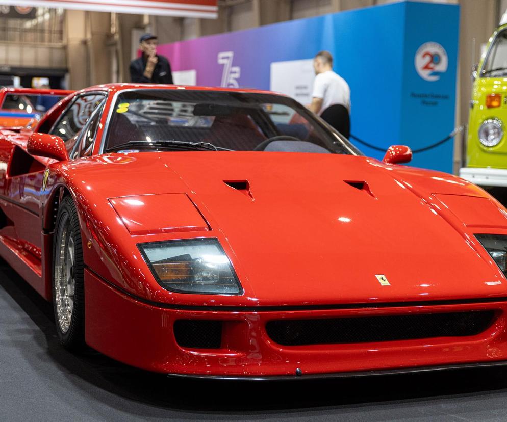  Czerwone ferrari warte 2,5 miliona euro w Poznaniu.