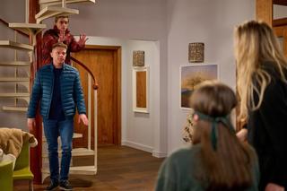 Na Wspólnej odc. 3833: Ula (Julia Jurek), Natan (Vitalik Havryla), Kamil (Kazimierz Mazur), Karolina (Wiktoria Supryn) - żona Natana