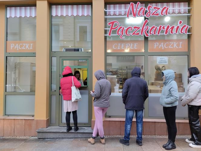 Tłusty czwartek. Tarnowianie ustawiają się w kolejkach po pączki!