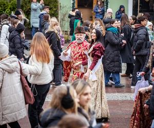 Maturzyści tańczą poloneza na Rynku w Opolu