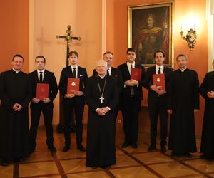 5 alumnów rozpoczyna formację w krakowskim seminarium. Odebrali suscepty z rąk abp. Marka Jędraszewskiego