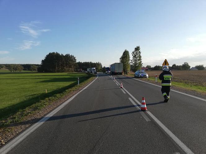 Groźne zderzenie mazdy z ciężarówką. Osobówka zjechała na przeciwny pas [ZDJĘCIA]