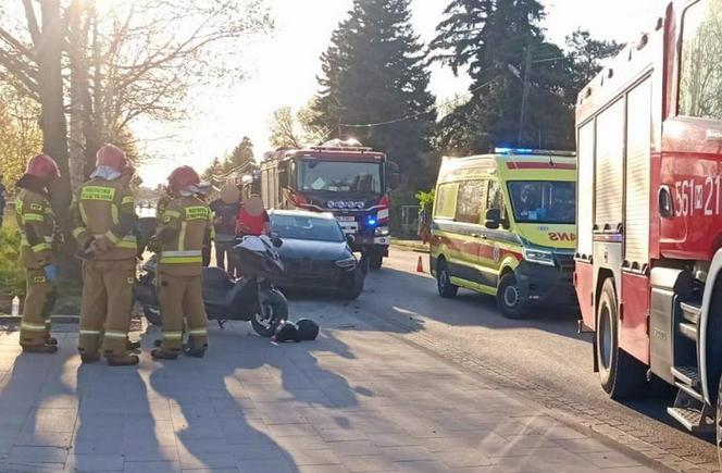 Zderzenie skutera z samochodem w Piasecznie. Do rannego wezwano śmigłowiec