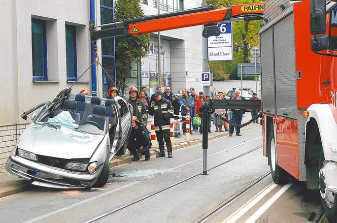 Nissan nadział się na słupki