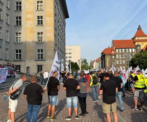 Paraliż w Katowicach. Rozpoczął się protest górników i hutników. Stal się hartuje, a rząd ją rujnuje