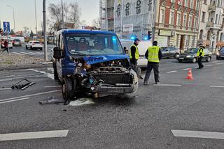 Groźny wypadek na skrzyżowaniu ul. Jagiellońskiej z Ogińskiego! Dwie osoby trafiły do szpitala! [ZDJĘCIA]