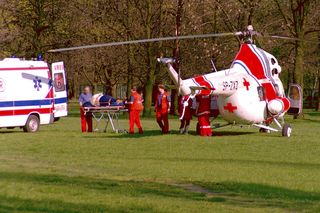 Bus z dziećmi wypadł z drogi i uderzył w drzewo! Są poszkodowani, droga krajowa zablokowana