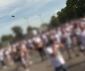 Służby opublikowały szokujące nagranie. Kibice rzucali w policjantów szklanymi butelkami. „Zatrzymali blisko 100 osób”.