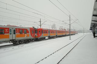 Zima w Świętokrzyskiem. Trwają opady śniegu, część pociągów dojechała z opóźnieniem
