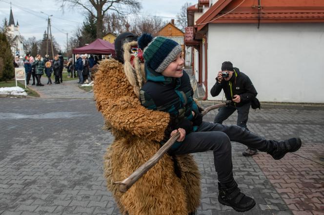 Gonili dziewczęta, straszyli dzieci i pożegnali stary rok. Brodacze ze Sławatycz gotowi na 2023 rok!