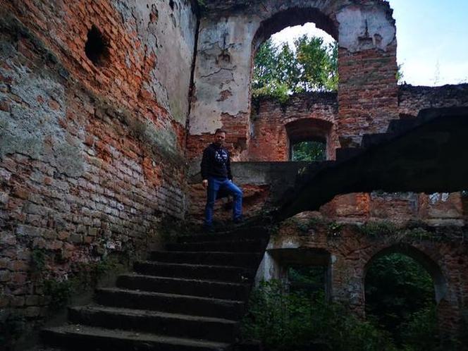 MROCZNY dwór w Małopolsce. TAJEMNICZE ruiny zamieszkują duchy? Sprawdź [ZDJĘCIA]