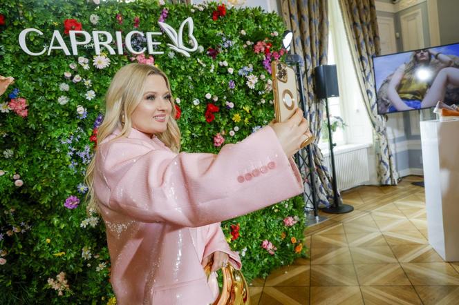 Gwiazdy pozują z butami. Więdłocha ma nową fuchę, Andrzejewicz w ogromnej marynarce, Kostka jak pani wiosna