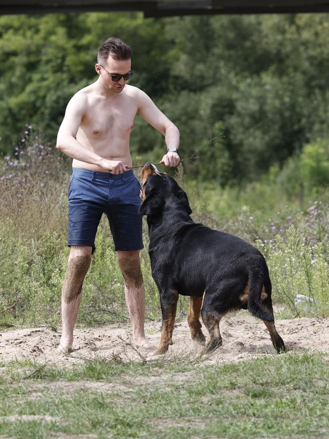 Poseł kąpał się z psem