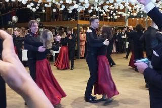 Studniówka I LO w Olsztynie. Nie tylko polonez. Uczniowie zaskoczyli wszystkich… walcem
