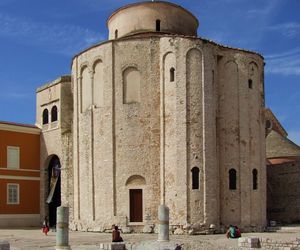 Zadar to centrum kulturalne północnej Dalmacji. Z lotniska w Rzeszowie dotrzesz tam w niecałe 2 godziny