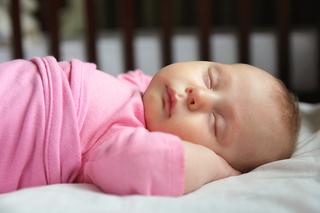 Dlaczego dziecko wierci się i rzuca podczas snu? Przyczyn może być kilka