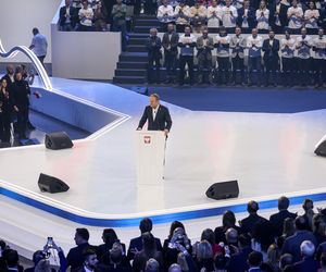 Konwencja KO w Gliwicach. Tusk, Trzaskowski, Protest związkowców i sprzedaż flag Polski i UE