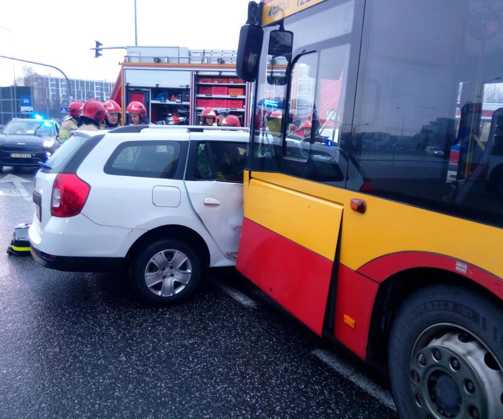 Wypadek autobusu i osobówki na ul. Świętokrzyskiej w Kielcach