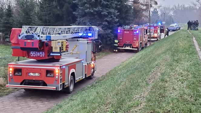 Wielki pożar domu w Glinkach pod Otwockiem. Poparzoną kobietę zabrał śmigłowiec LPR