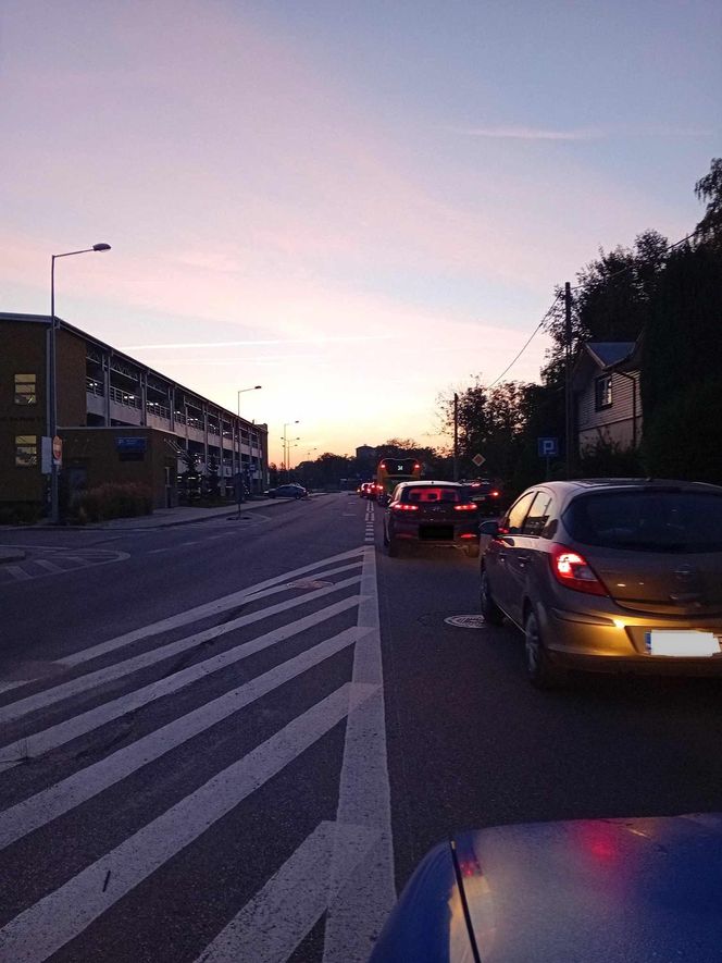 Tarnów. Spóźniają się do pracy przez stare kable. Grzęzną w korkach przed szlabanem parkingu