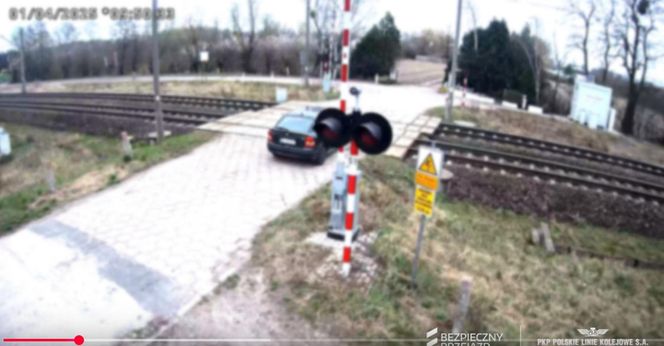 O krok od tragedii. Samochód zepsuł się im na przejeździe. LIczyły się sekundy