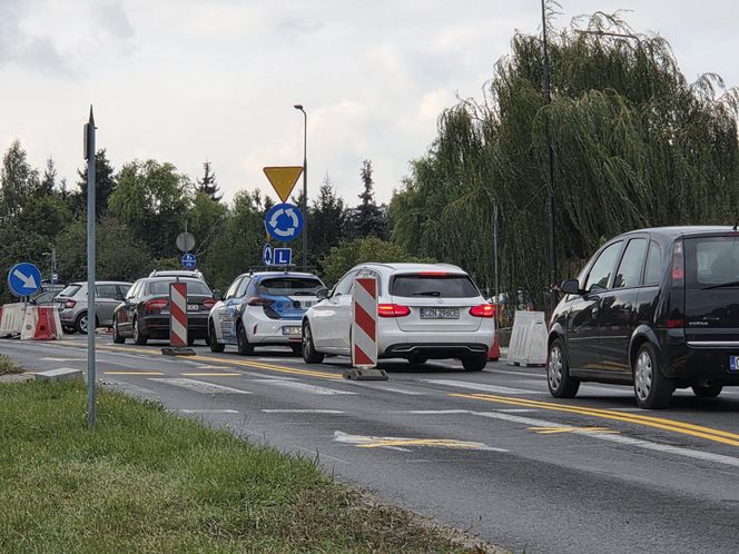 Tak się teraz jeździ na osiedlu Leśnym. Utrudnienia dla kierowców i pasażerów!