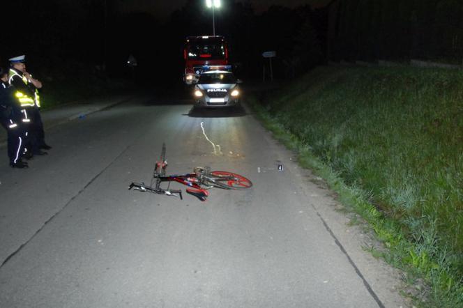 Potrącony rowerzysta trafił do szpitala. Był pijany, ubrany na czarno i nie miał nawet odblasków