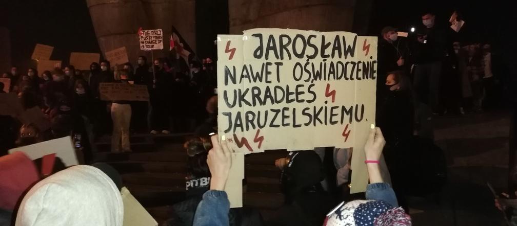 Rzeszów nadal strajkuje! Kobiety znów wyszły na ulice miasta [ZDJĘCIA, WIDEO]