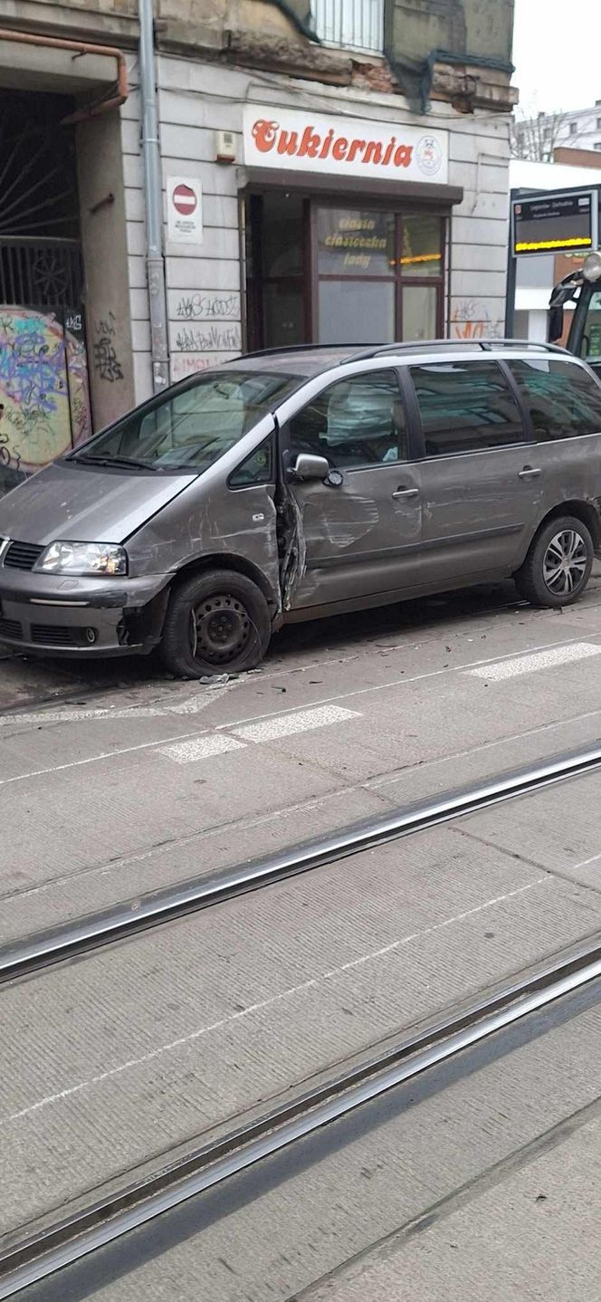 Łódź. Tramwaje wykoleił się na Legionów. Staranował trzy pojazdy [ZDJĘCIA].