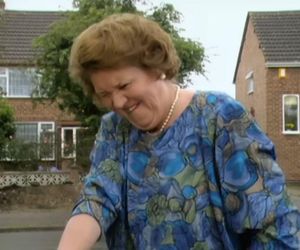Patricia Routledge, niezapomniana Pani Bukietowa z serialu „Co ludzie powiedzą?”