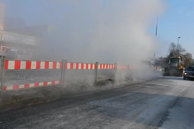 Awaria sieci ciepłowniczej przy ul. Radzikowskiego. Tysiące mieszkańców bez ogrzewania [ZDJĘCIA]