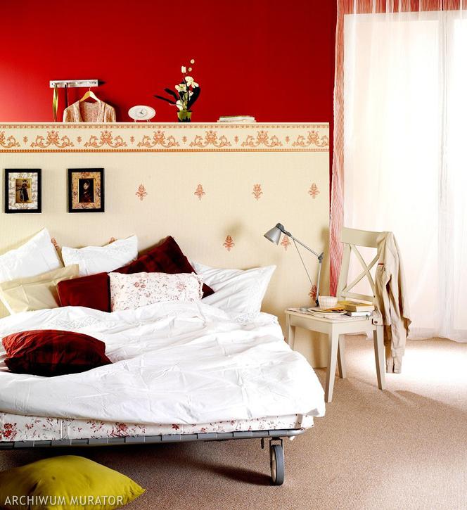 Czerwona ściana w sypialni