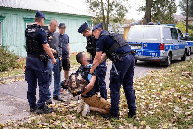 Chaos na Osiedlu Przyjaźń. Policja zatrzymała mieszkańca domku. „Wyciągnęli go siłą”