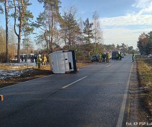 Jedlanka: Bus zderzył się z osobówką. Jedna osoba została poszkodowana