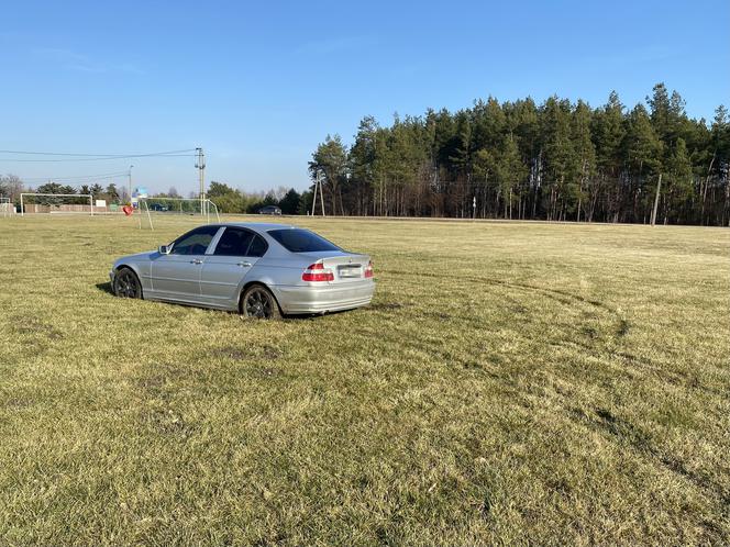 Zambrów. Senior testował auto po naprawie. Zniszczył murawę na boisku [ZDJĘCIA]