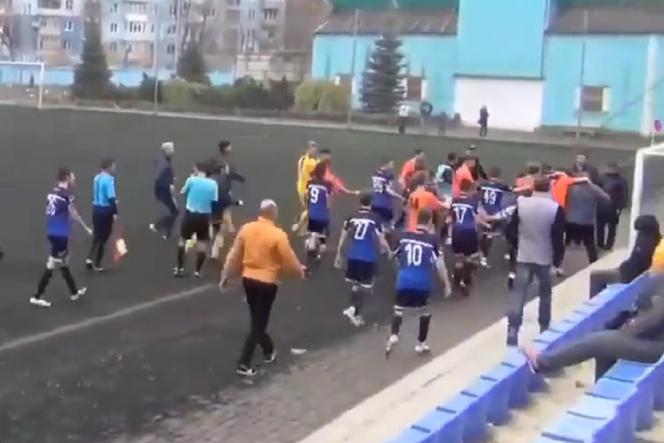 Wielka zadyma na boisku. Piłkarze zaczęli się przepychać, do gardeł skoczyli sobie też kibice. Jest nagranie