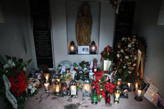 Tak wygląda grób ks. Isakowicza-Zaleskiego rok po jego śmierci