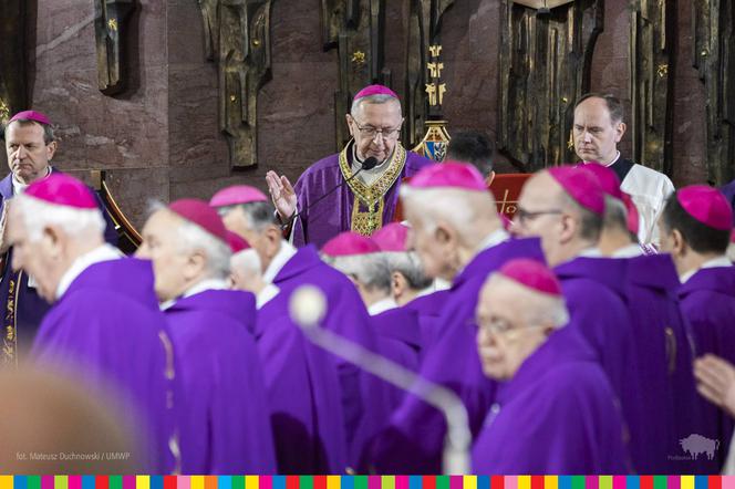 Łomża. Biskup Stanisław Stefanek pochowany. Żegnały go setki ludzi