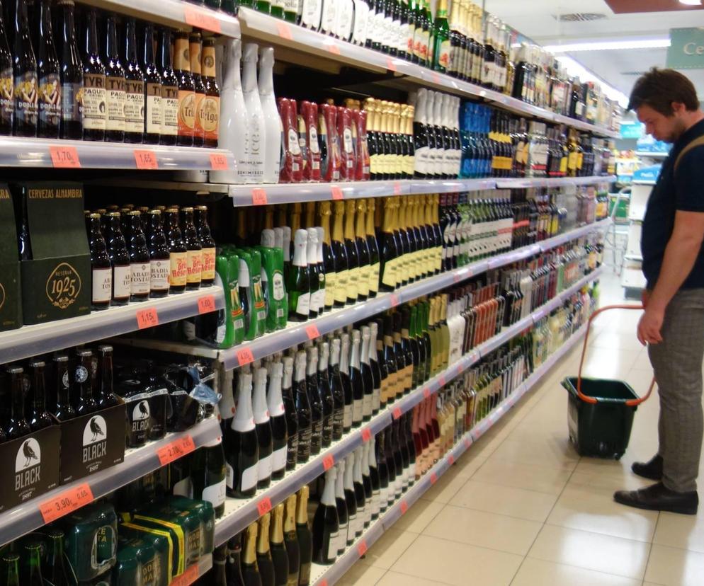 Ukradł paluszki rybne, żeby zatuszować kradzież alkoholu. Sprytny plan spalił na panewce