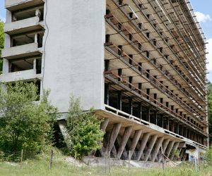 Kiedyś leczono tu hutników. Dziś potężne sanatorium z czasów PRL stoi opuszczone na zboczu góry