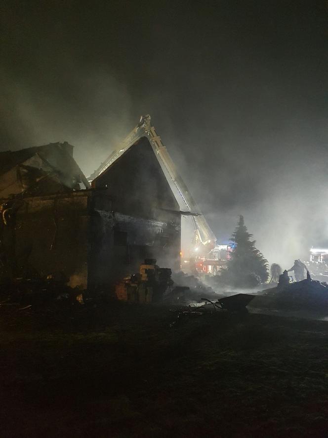 Pożar domu w powiecie bydgoskim! Strażacy nie wykluczają podpalenia [ZDJĘCIA]